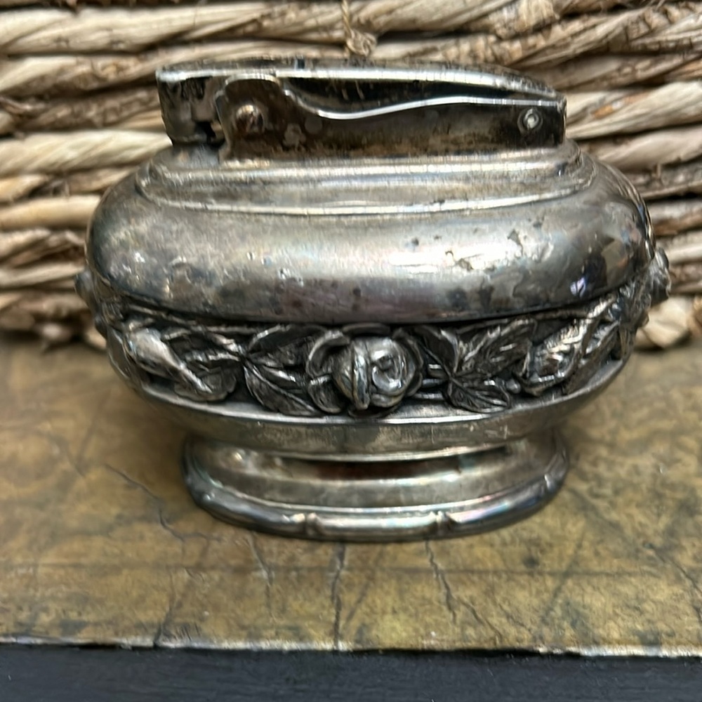 Fancy vintage Ronson table lighter